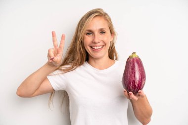 Güzel yetişkin kadın sebze konsepti