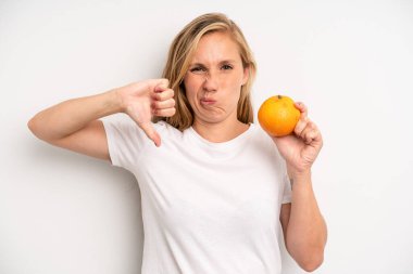 Portakallı güzel bir yetişkin kadın.