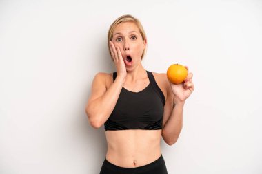 Güzel, genç yetişkin kadın fitness ve diyet konsepti