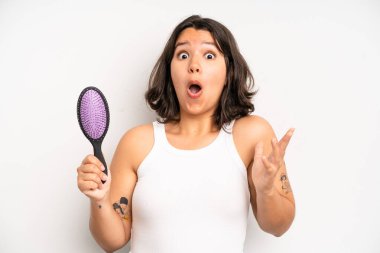 Güzel, genç, yetişkin kadın saç tarağı konsepti