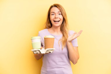 Güzel, genç, yetişkin bir kadın kahve konseptini götürüyor.