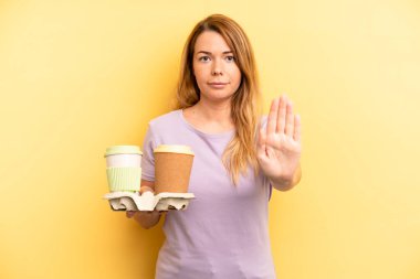 Güzel, genç, yetişkin bir kadın kahve konseptini götürüyor.