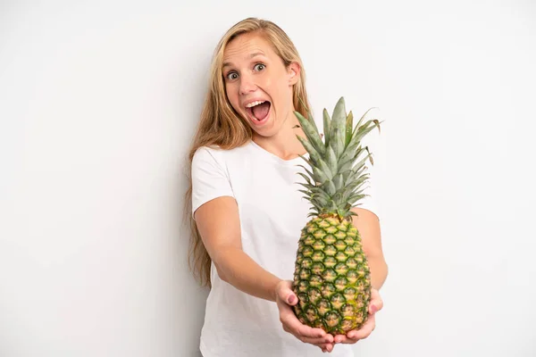 Mooi Jong Volwassen Vrouw Ananas Concept — Stockfoto