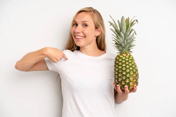 Jolie Jeune Femme Adulte Ananas Concept — Photo