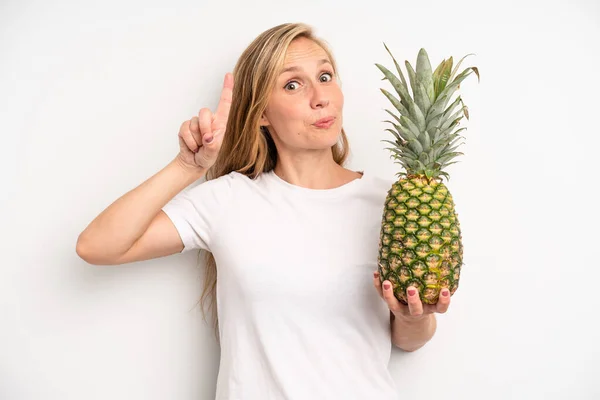 Ładna Młoda Kobieta Ananas Koncepcja — Zdjęcie stockowe