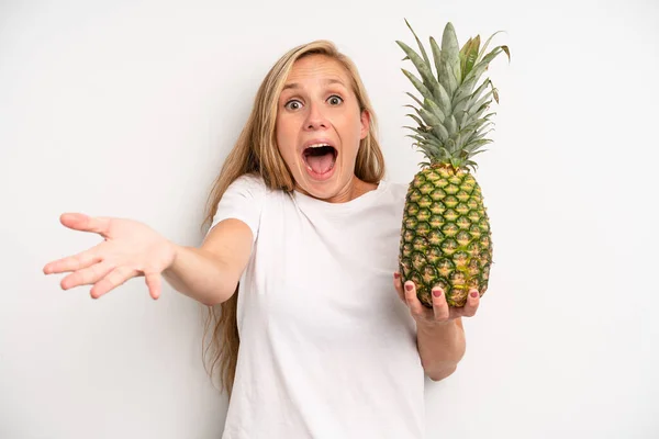 Mooi Jong Volwassen Vrouw Ananas Concept — Stockfoto