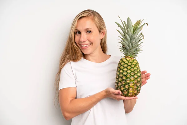 Ładna Młoda Kobieta Ananas Koncepcja — Zdjęcie stockowe