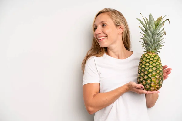 Güzel Yetişkin Kadın Ananas Konsepti — Stok fotoğraf