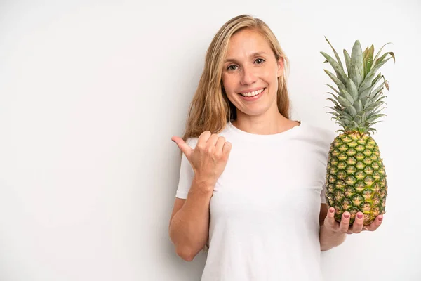 Ładna Młoda Kobieta Ananas Koncepcja — Zdjęcie stockowe