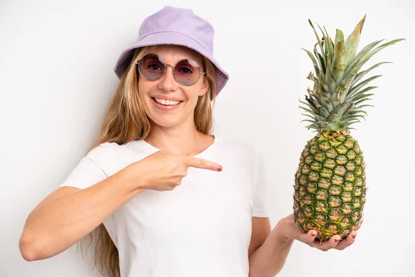 Güzel Yetişkin Kadın Ananas Konsepti — Stok fotoğraf