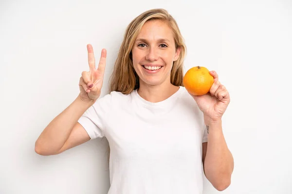 Mooie Jonge Volwassen Vrouw Met Een Oranje — Stockfoto