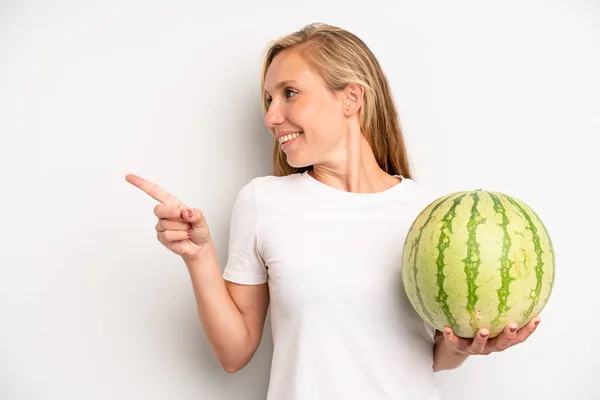 Mooi Jong Volwassen Vrouw Met Een Watermeloen — Stockfoto