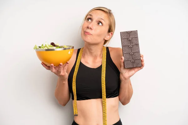 Mooie Jonge Volwassen Vrouw Salade Dieet Fitness Concept — Stockfoto