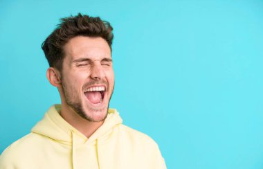 Yanında fotokopi odası olan genç yakışıklı adam.