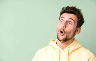 Yanında fotokopi odası olan genç yakışıklı adam.