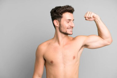 Genç yakışıklı bir adam izole edilmiş. güçlü vücut kavramı