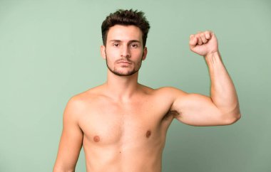 Genç yakışıklı bir adam izole edilmiş. güçlü vücut kavramı