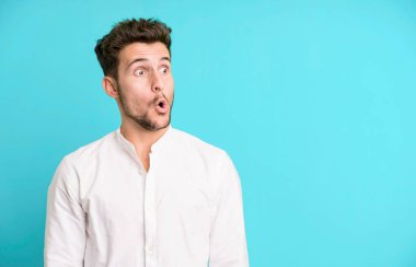 Genç yakışıklı adam, bir kopya alanı ile izole edilmiş.