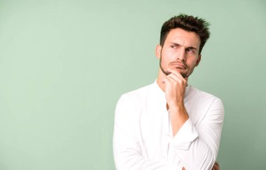 Genç yakışıklı adam, bir kopya alanı ile izole edilmiş.