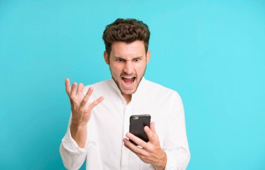 Genç yakışıklı adam telefonunu kullanarak izole edilmiş..