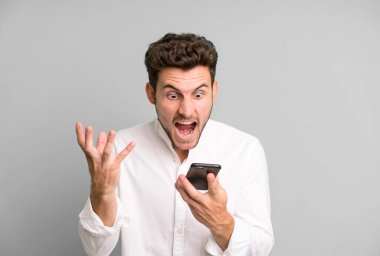 Genç yakışıklı adam telefonunu kullanarak izole edilmiş..