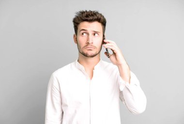 Genç yakışıklı adam telefonunu kullanarak izole edilmiş..