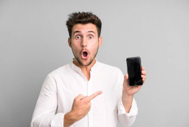 Genç yakışıklı adam telefonunu kullanarak izole edilmiş..