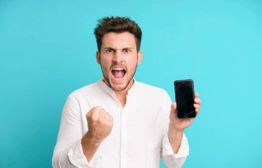 Genç yakışıklı adam telefonunu kullanarak izole edilmiş..