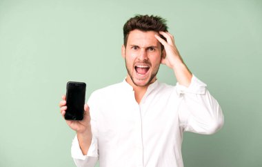 Genç yakışıklı adam telefonunu kullanarak izole edilmiş..