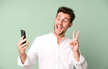 Genç yakışıklı adam telefonunu kullanarak izole edilmiş..