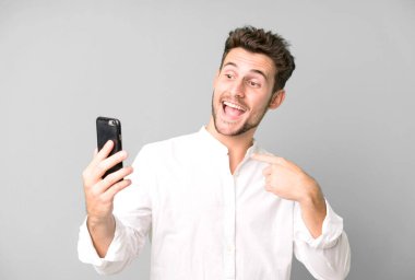 Genç yakışıklı adam telefonunu kullanarak izole edilmiş..