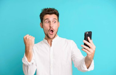 Genç yakışıklı adam telefonunu kullanarak izole edilmiş..