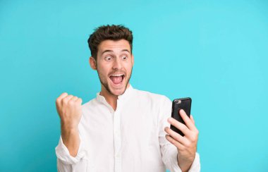 Genç yakışıklı adam telefonunu kullanarak izole edilmiş..