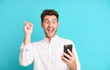 Genç yakışıklı adam telefonunu kullanarak izole edilmiş..