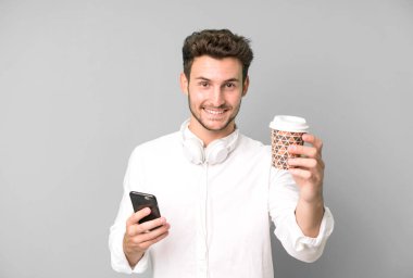 Genç yakışıklı adam telefonunu kullanarak izole edilmiş..