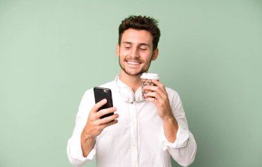 Genç yakışıklı adam telefonunu kullanarak izole edilmiş..