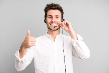 Operatör kulaklığı ve mikrofonuyla izole edilmiş genç yakışıklı bir adam. tele pazarlama kavramı