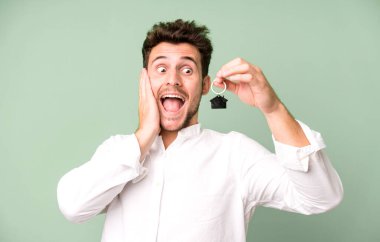 Genç ve yakışıklı bir adam ilk araba anahtarını aldı.