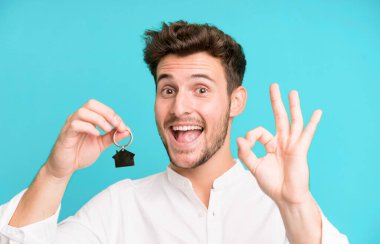 Genç ve yakışıklı bir adam ilk araba anahtarını aldı.