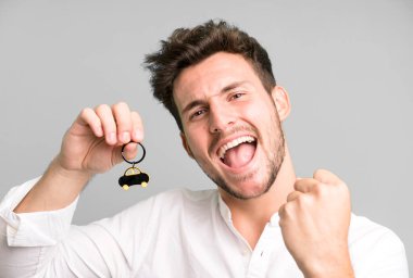 Genç ve yakışıklı bir adam ilk araba anahtarını aldı.