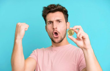 Bitcoin parası olan yakışıklı, izole bir adam..