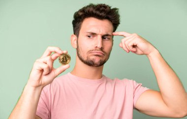 Bitcoin parası olan yakışıklı, izole bir adam..