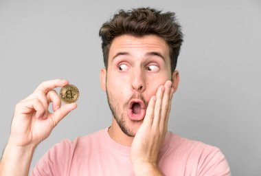 Bitcoin parası olan yakışıklı, izole bir adam..