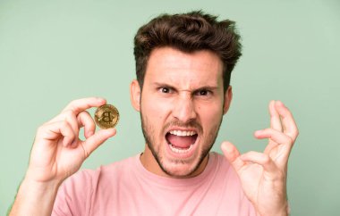 Bitcoin parası olan yakışıklı, izole bir adam..
