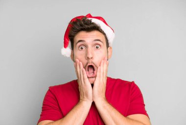 Noel Baba şapkalı genç ve yakışıklı bir adam. Noel konsepti