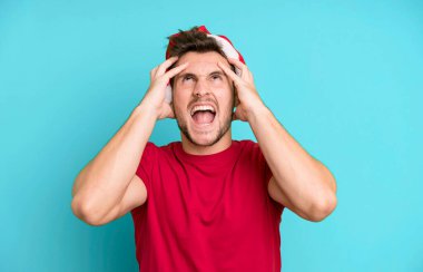 Noel Baba şapkalı genç ve yakışıklı bir adam. Noel konsepti