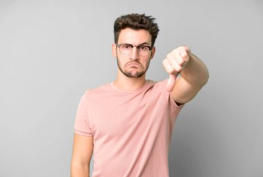 Huysuz, sinirli, sinirli, hayal kırıklığına uğramış ya da canı sıkkın genç bir adam.