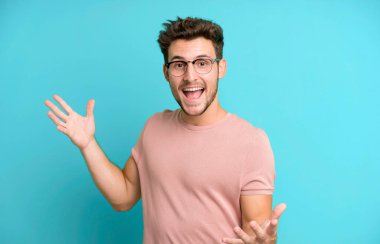 Genç yakışıklı adam mutlu, kibirli, gururlu ve kendini beğenmiş, kendini bir numara gibi hisseden