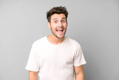 Genç yakışıklı, büyük, dost canlısı, kaygısız bir gülümsemesi olan, pozitif, rahat ve mutlu görünen, ürpertici