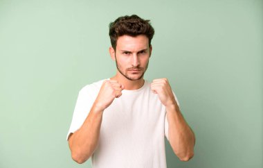 Genç, yakışıklı, kendine güvenen, sinirli, güçlü ve agresif bir adam. Yumrukları boks pozisyonunda dövüşmeye hazır.